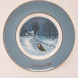 Avon 1976 22KGold Bringing Home The Tree Christmas Holiday Plate Enoch Wedgewood
